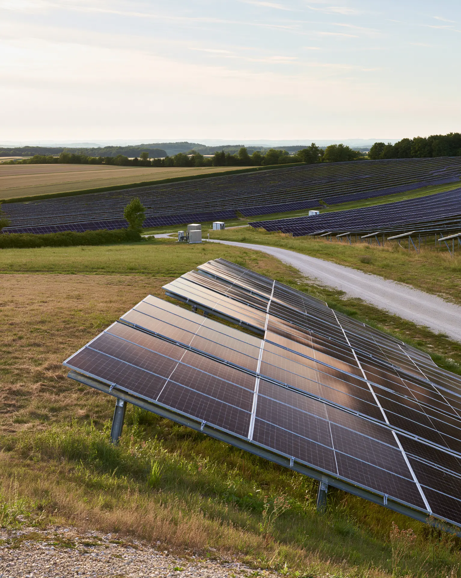Großflächiger Solarpark in hügeliger Landschaft