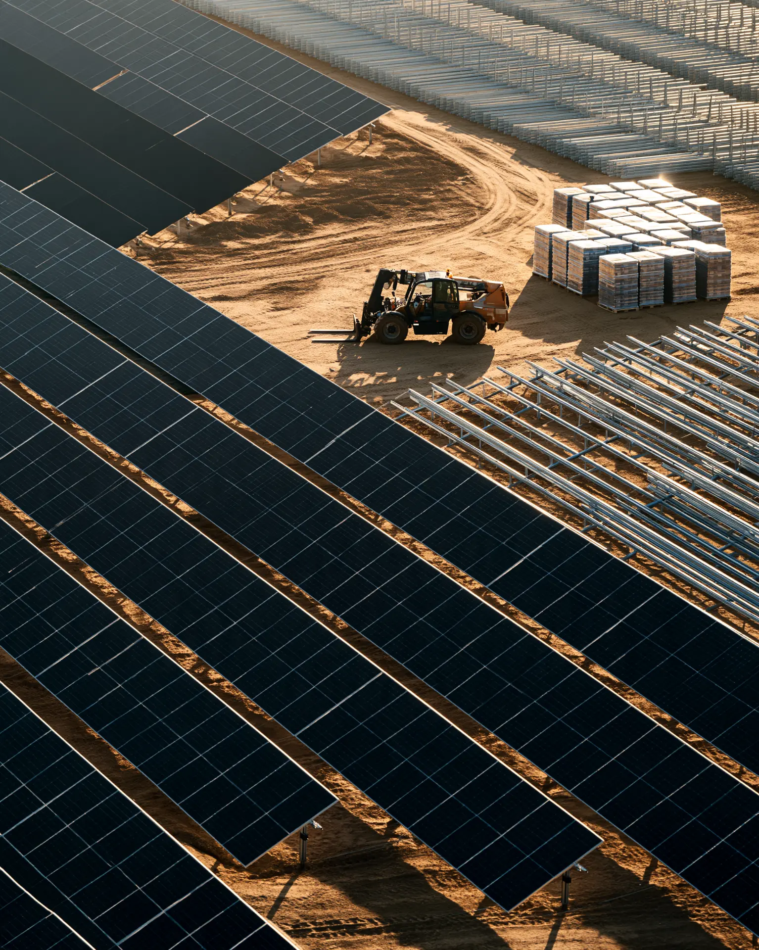 Baufortschritt auf einem PV Großprojekt mit Modulpaletten