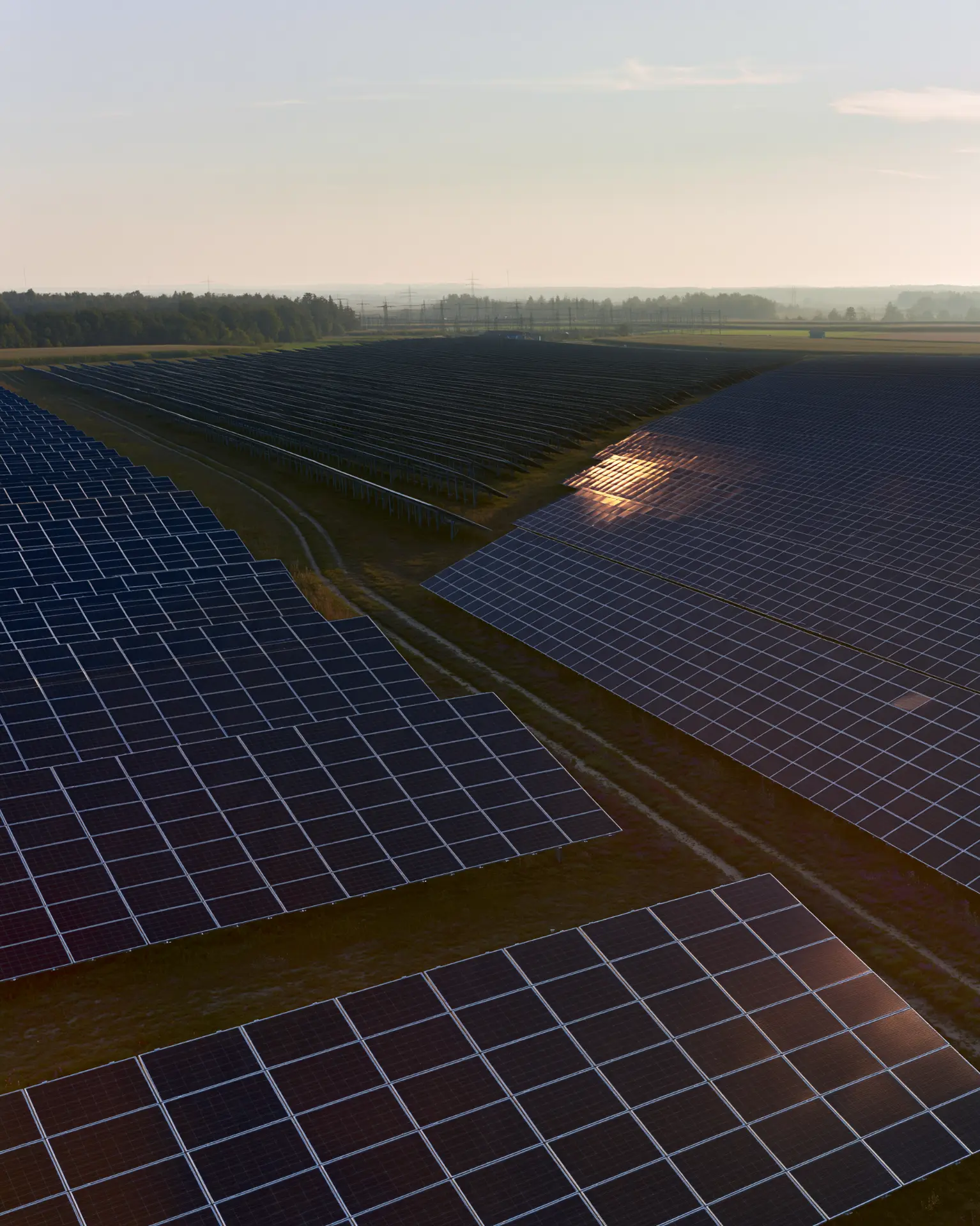 Photovoltaik Großprojekt mit installierten Modulen